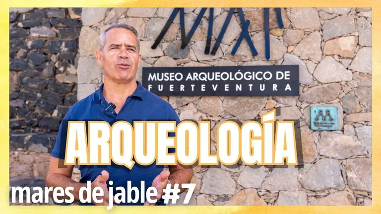 Portada de Mares de Jable, ep. 7, con el director del Museo Arqueológico de Fuerteventura, Isidoro Hernández.