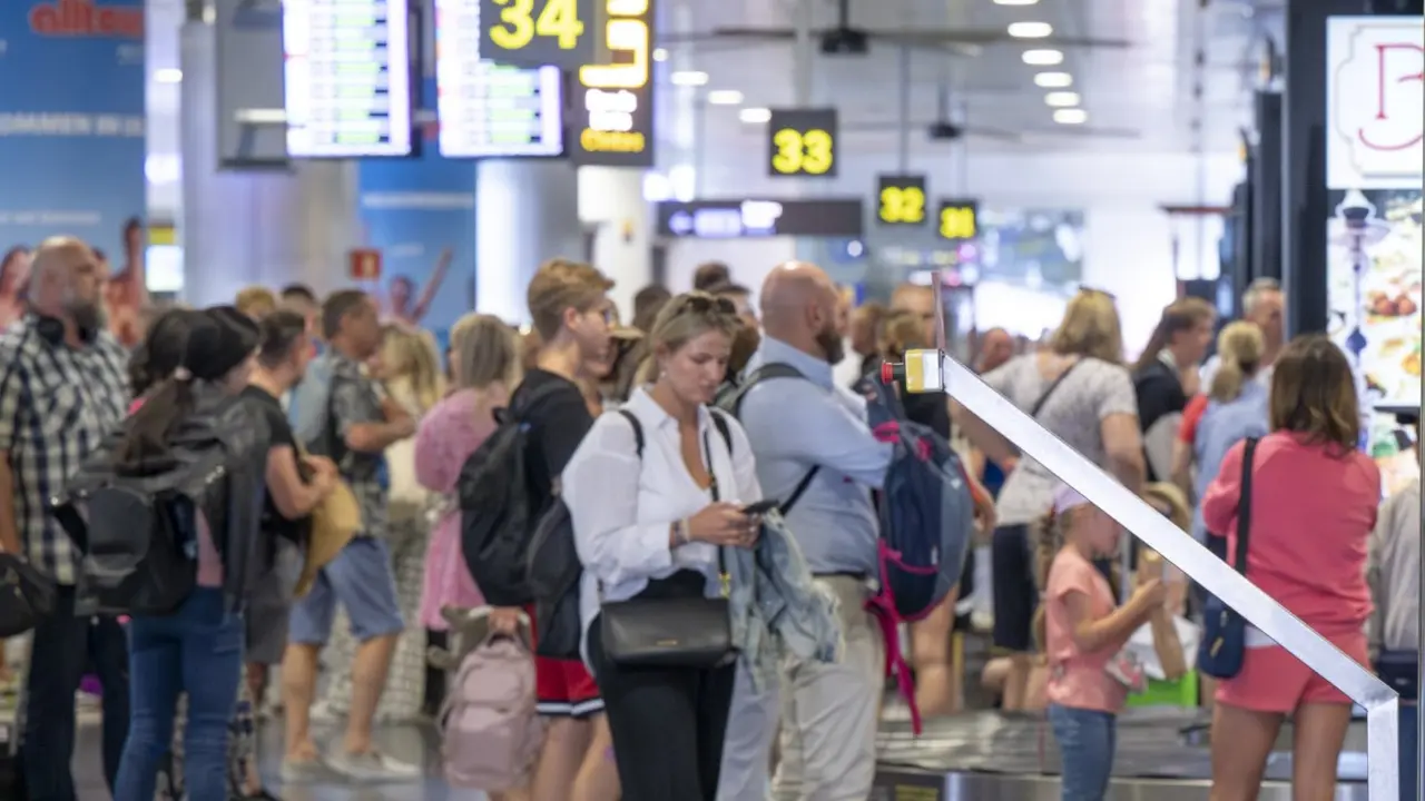 Turistas en la zona de Llegadas del aeropuerto, en una imagen de Turismo de Canarias.