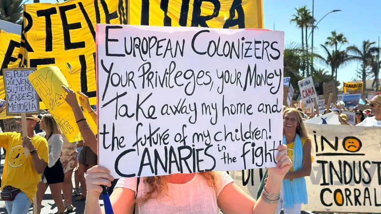 Mensajes de las manifestaciones en Corralejo, el 20 de octubre.
