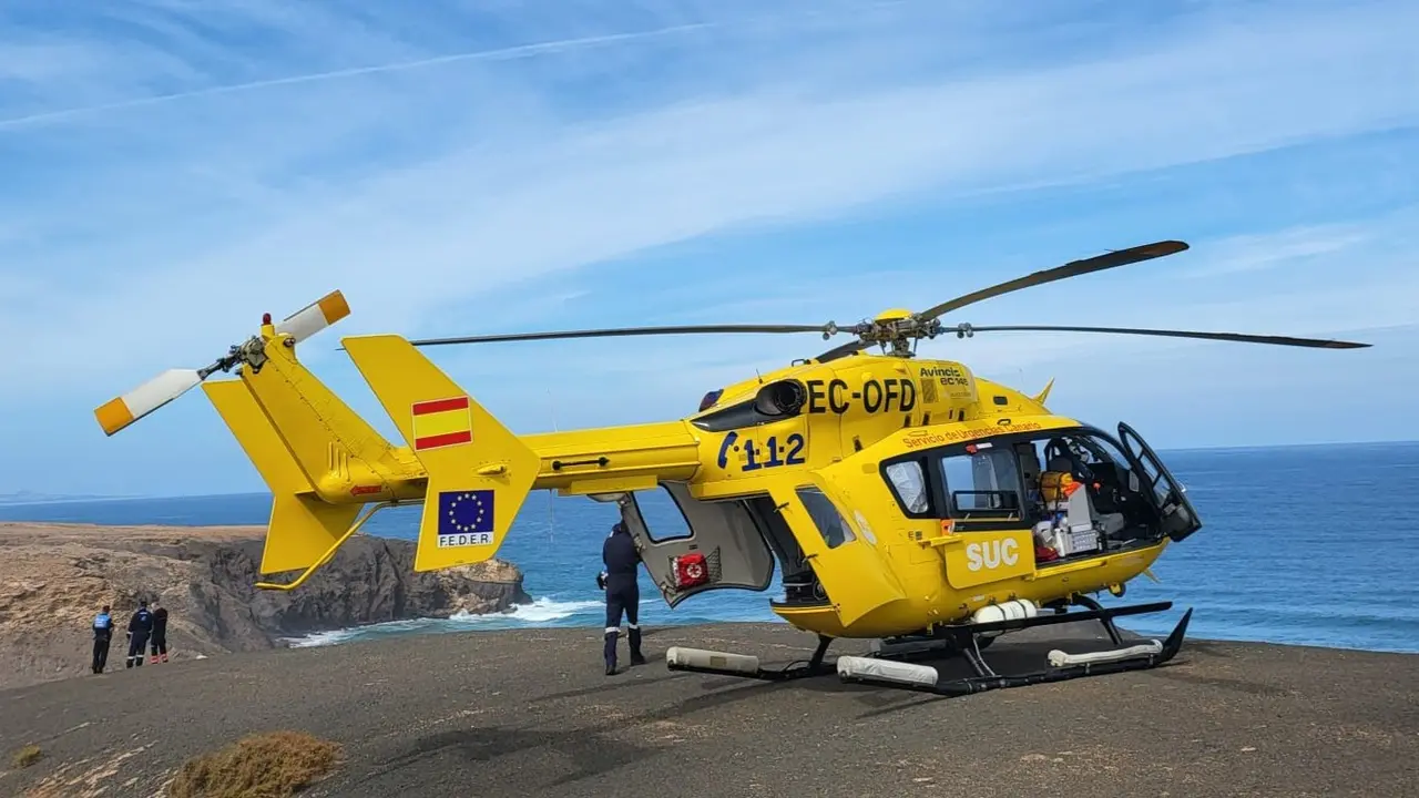 Helicóptero del SUC en la playa de La Pared (Imagen del 112, abril de 2024).