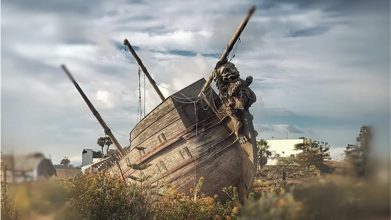 El gale&oacute;n del parque Baku, antes del incendio de 2019. Imagen de Andrea Almeida, Pixabay