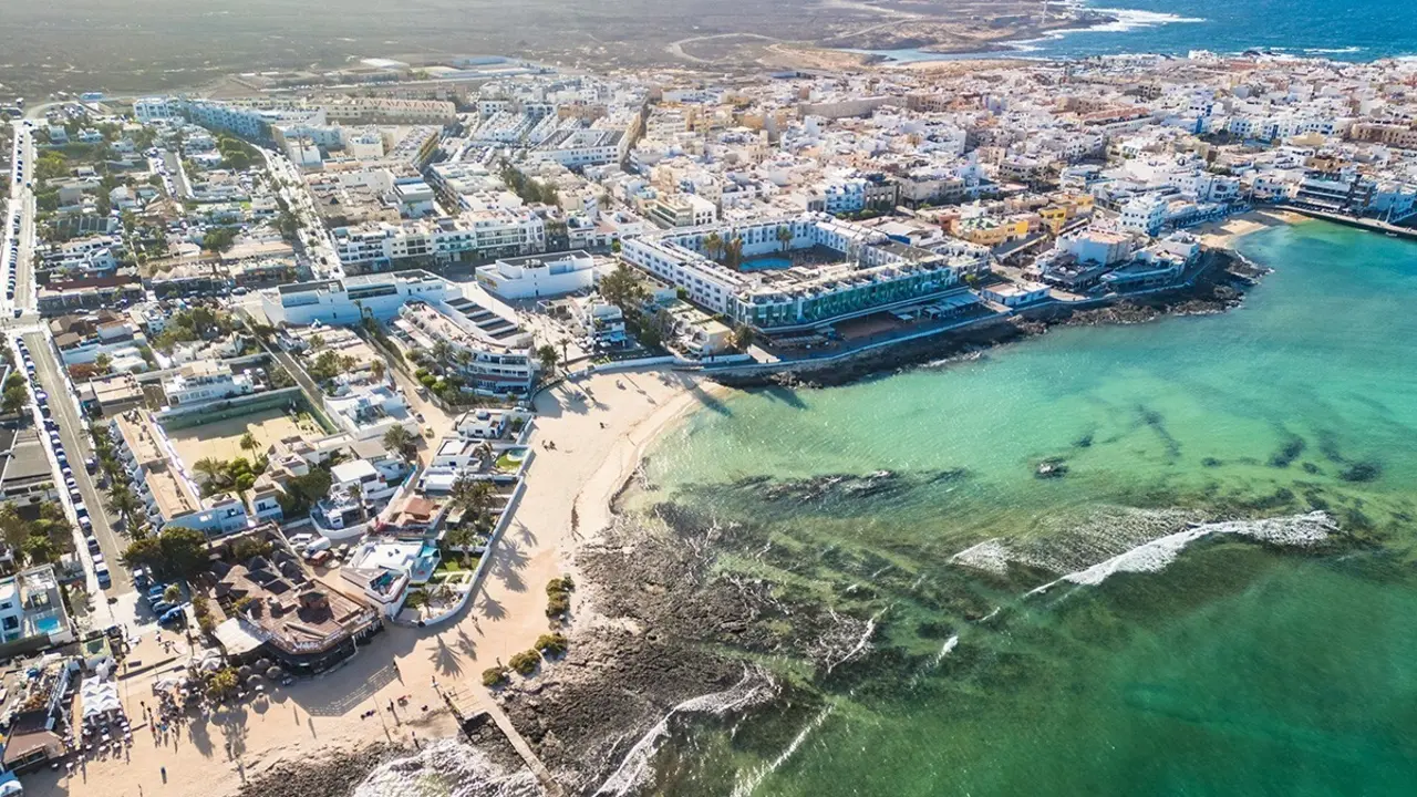 Imagen aérea de la localidad turística de Corralejo.