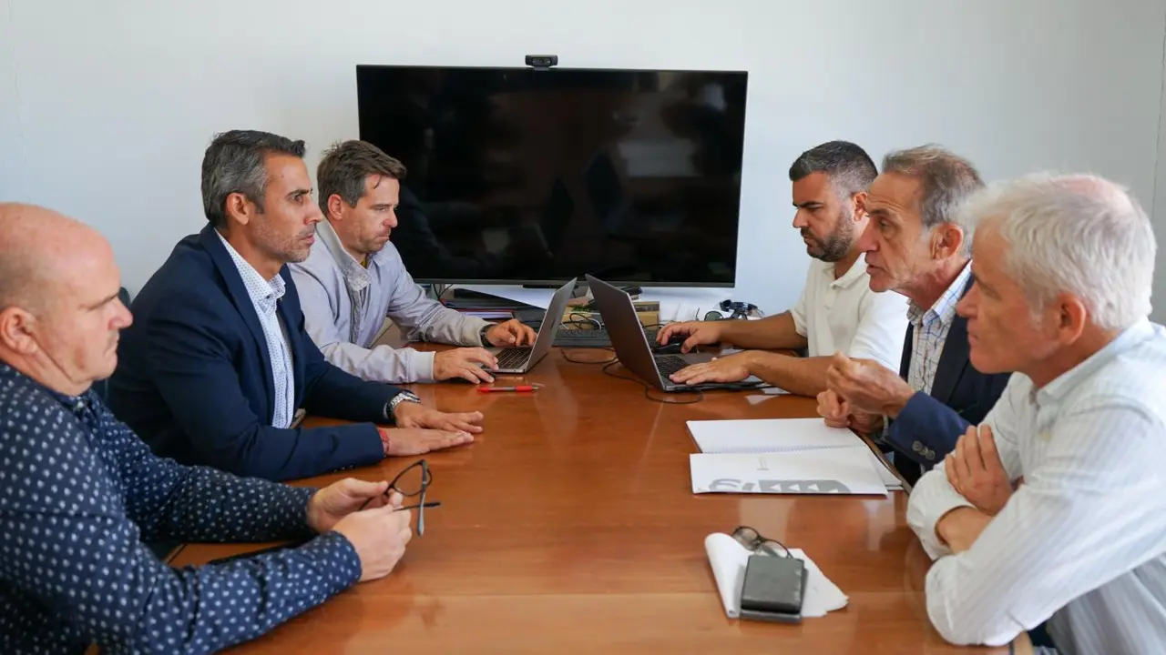 Reunión en La Oliva con el Gobierno de Canarias sobre inversiones .