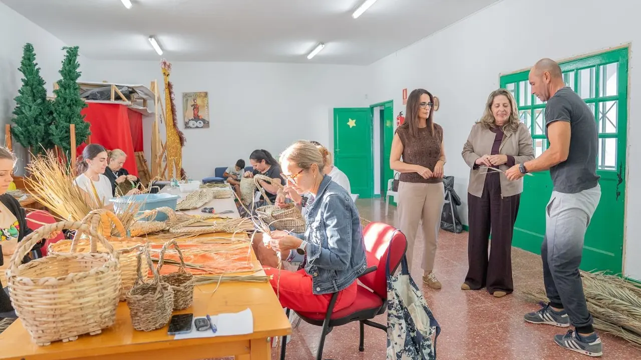 Visita al taller de cestería de palma del área de Artesanía del Cabildo.