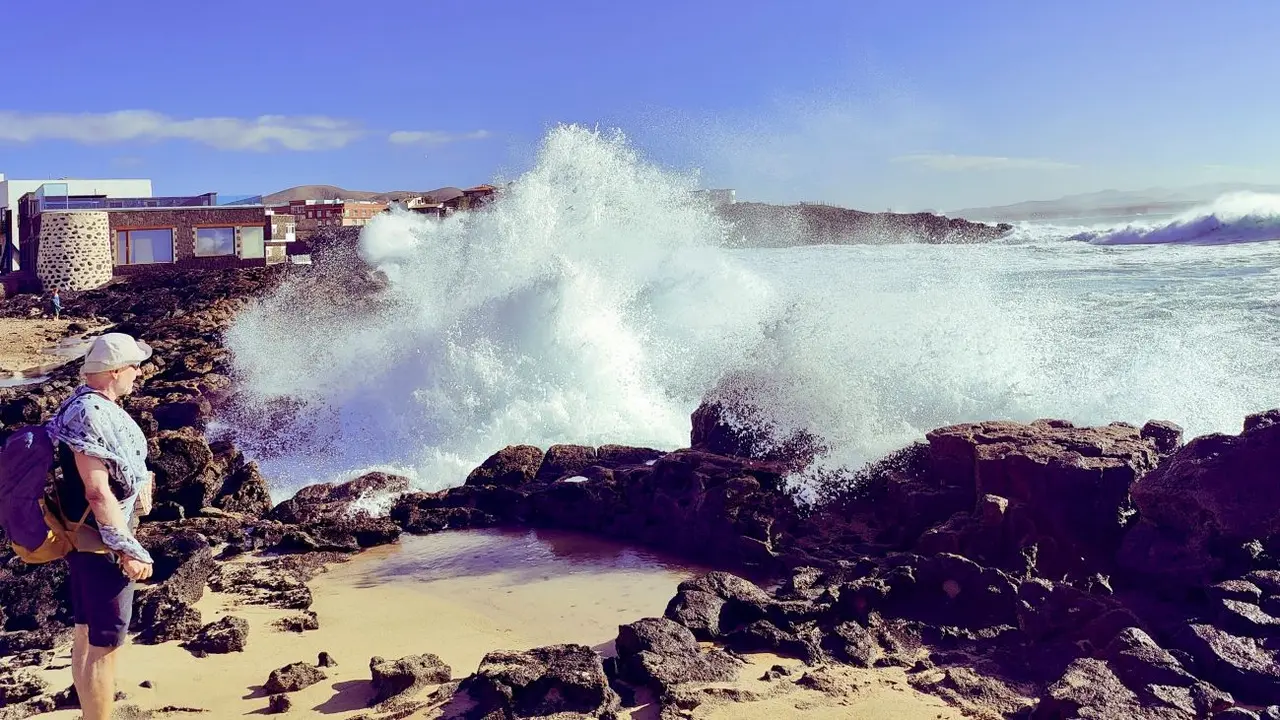 Turista se acerca al oleaje en El Cotillo | &copy;Fuerteventura Digital, 2025.