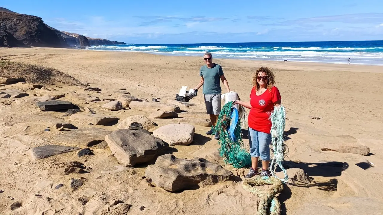 La &uacute;ltima limpieza de Limpiaventura en 2025 fue en el Roque del Moro.