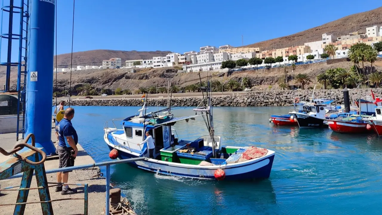 Barco de pesca en el Muelle de Gran Tarajal | &copy;Fuerteventura Digital, imagen propia de 2023.