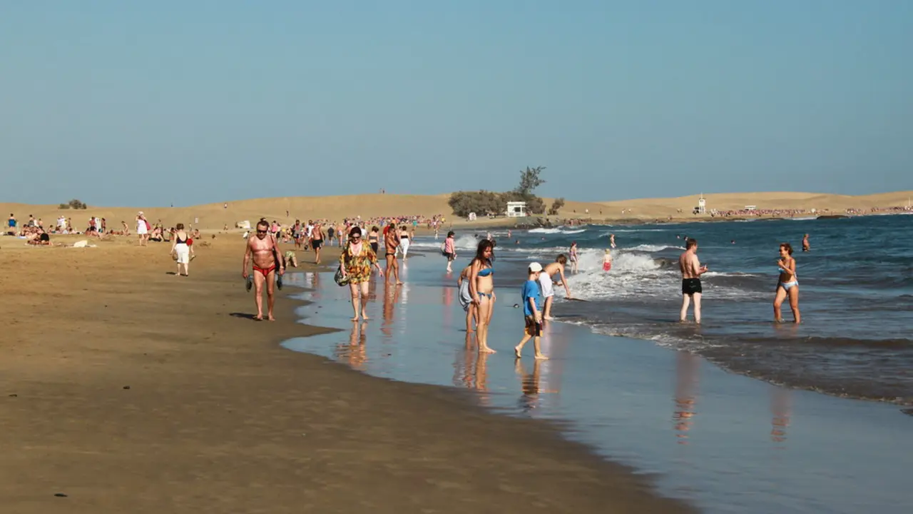 Turistas en Maspalomas. Fotograf&iacute;a de Cristian Bortes, 2011.