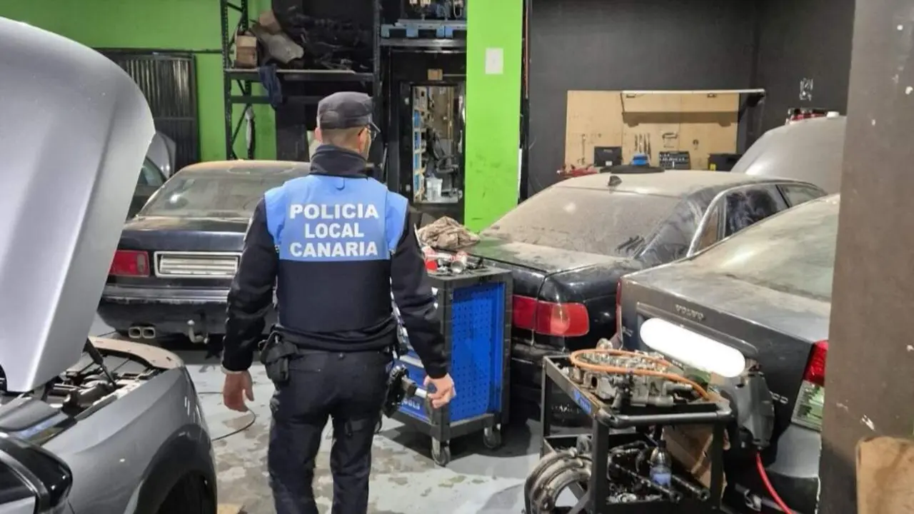 Uno de los dos talleres precintados por la Polic&iacute;a Local de Puerto del Rosario.