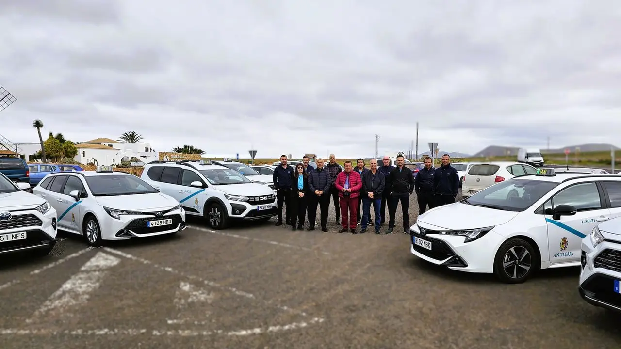 Los diez nuevos taxistas de Antigua, con las autoridades.