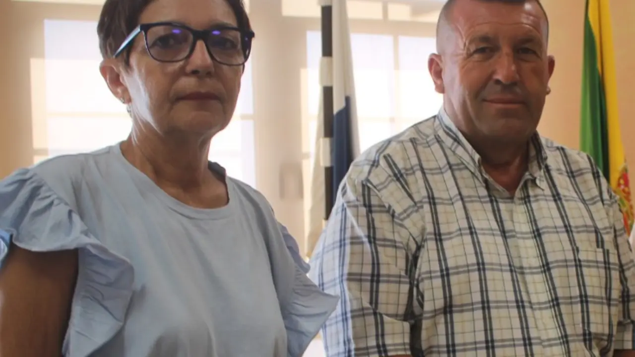 El alcalde de Antigua, Mat&iacute;as Pe&ntilde;a, y la concejala de Desarrollo Local, Victoria Cerde&ntilde;a.