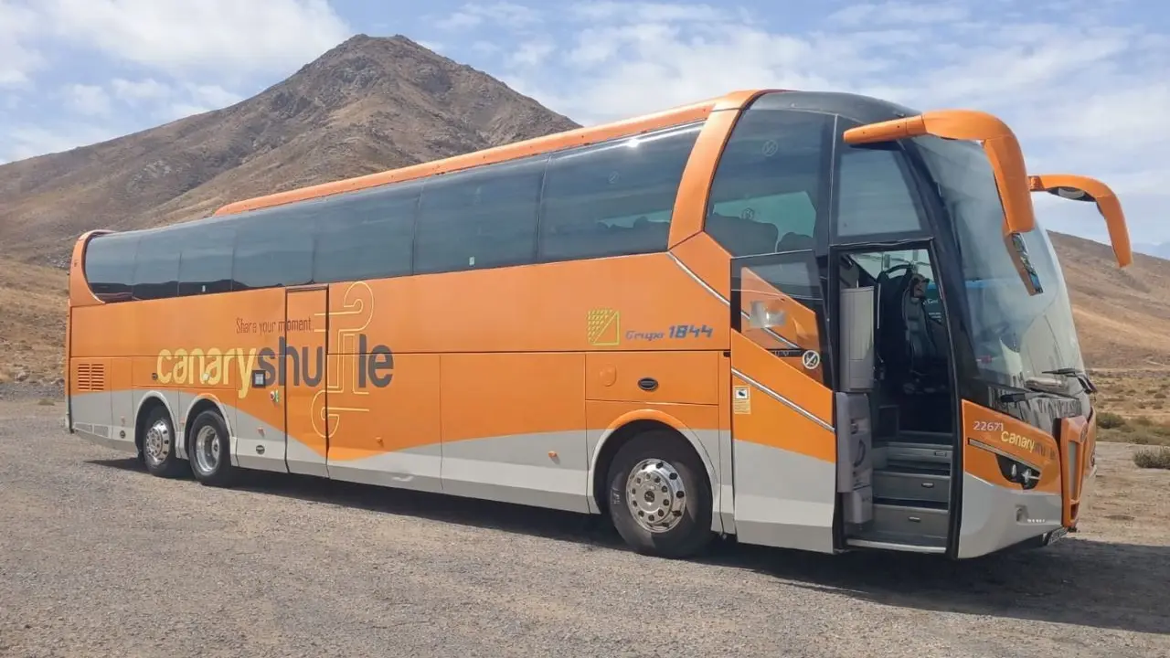Guagua de Canary Shuttle del grupo NEXCON, que da servicios tur&iacute;sticos y de transporte escolar en Fuerteventura.