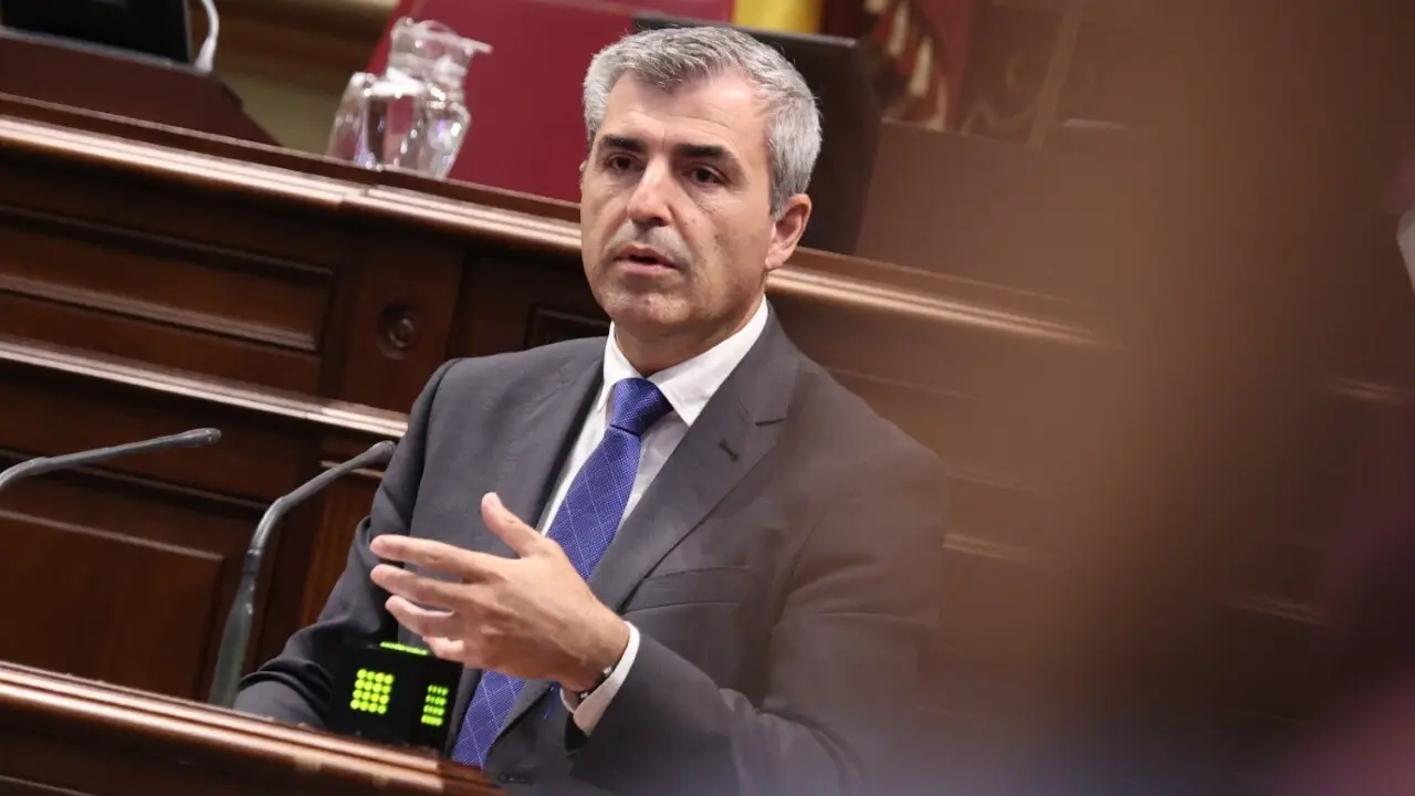 El vicepresidente del Gobierno de Canarias, en el Parlamento de Canarias.