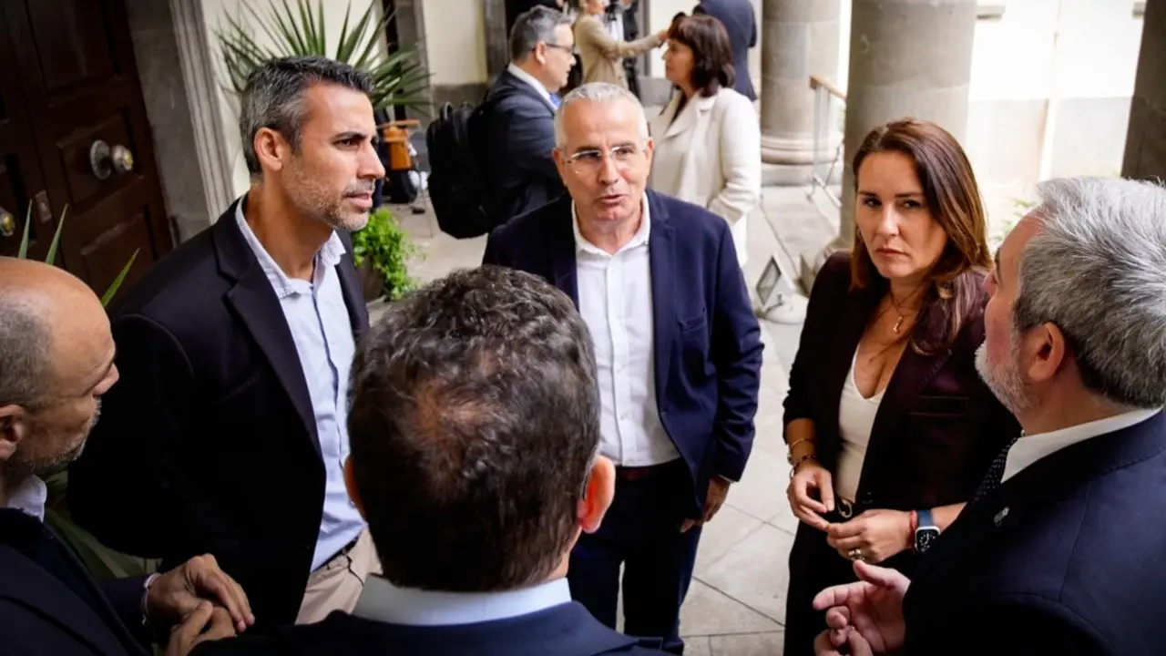 Mario Cabrera, flanqueado por Isa&iacute; Blanco y Lola Garc&iacute;a, en el Parlamento de Canarias.