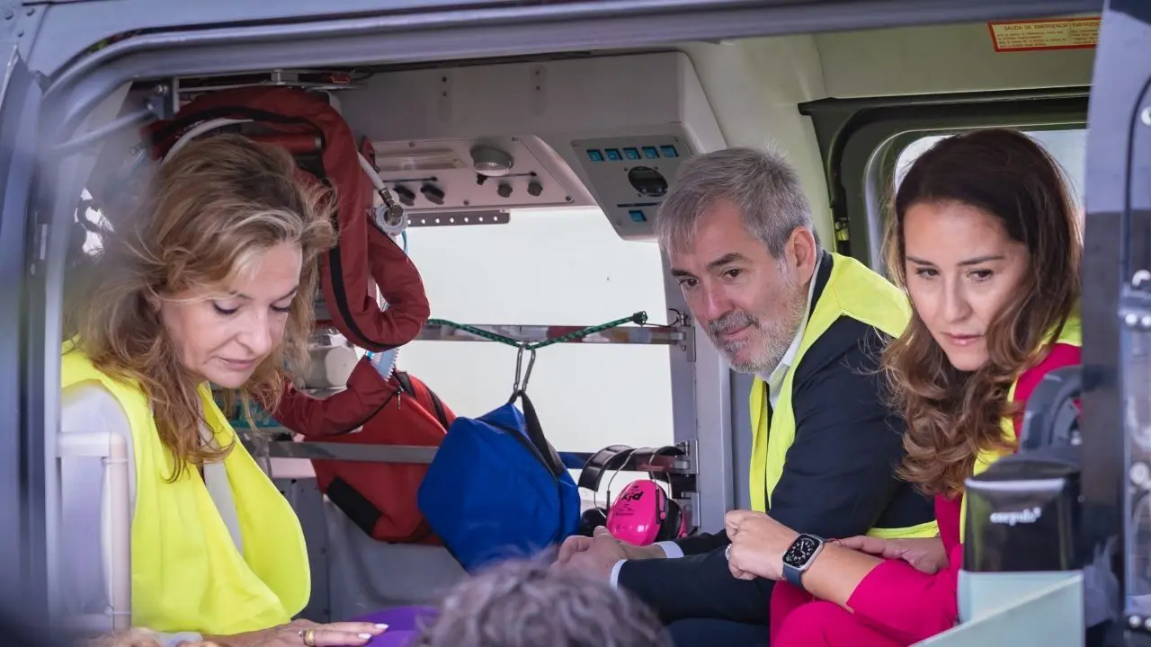 Monz&oacute;n, Clavijo y Garc&iacute;a, en el estreno del helic&oacute;ptero medicalizado con base permanente en&nbsp;Fuerteventura.