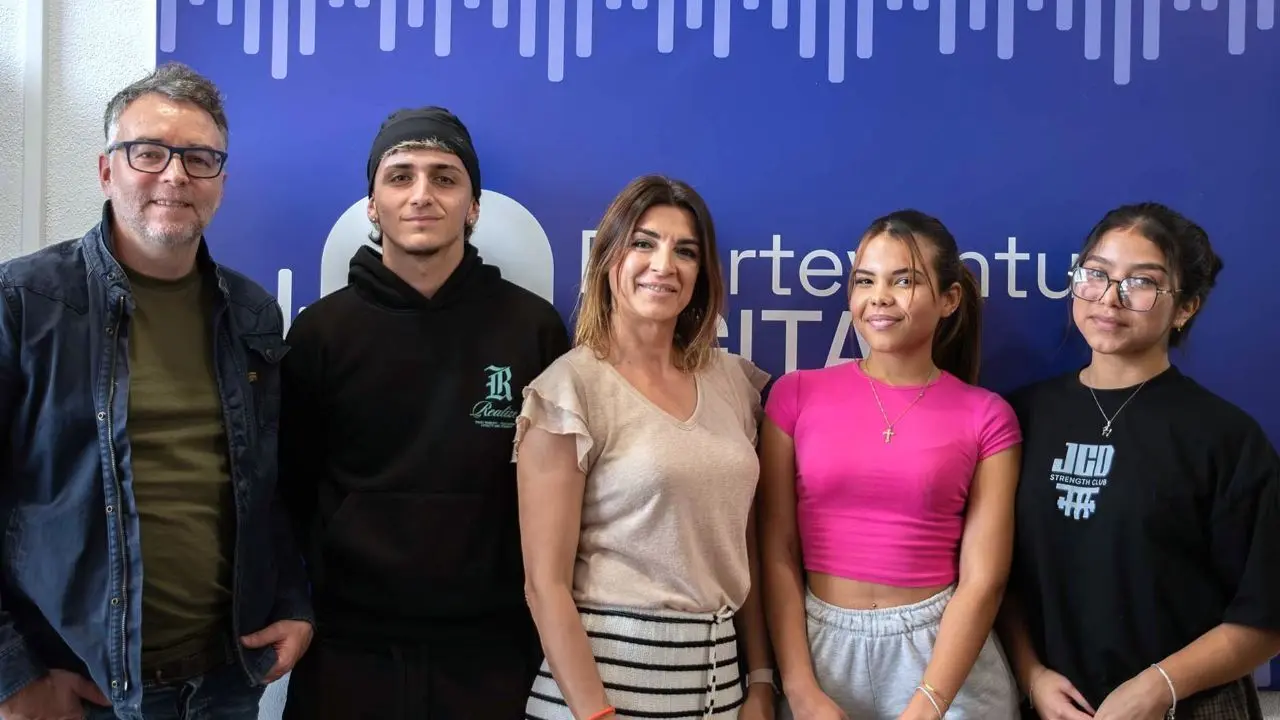 Alumnado y vicedirectora de la EAF visitaron Fuerteventura Digital.