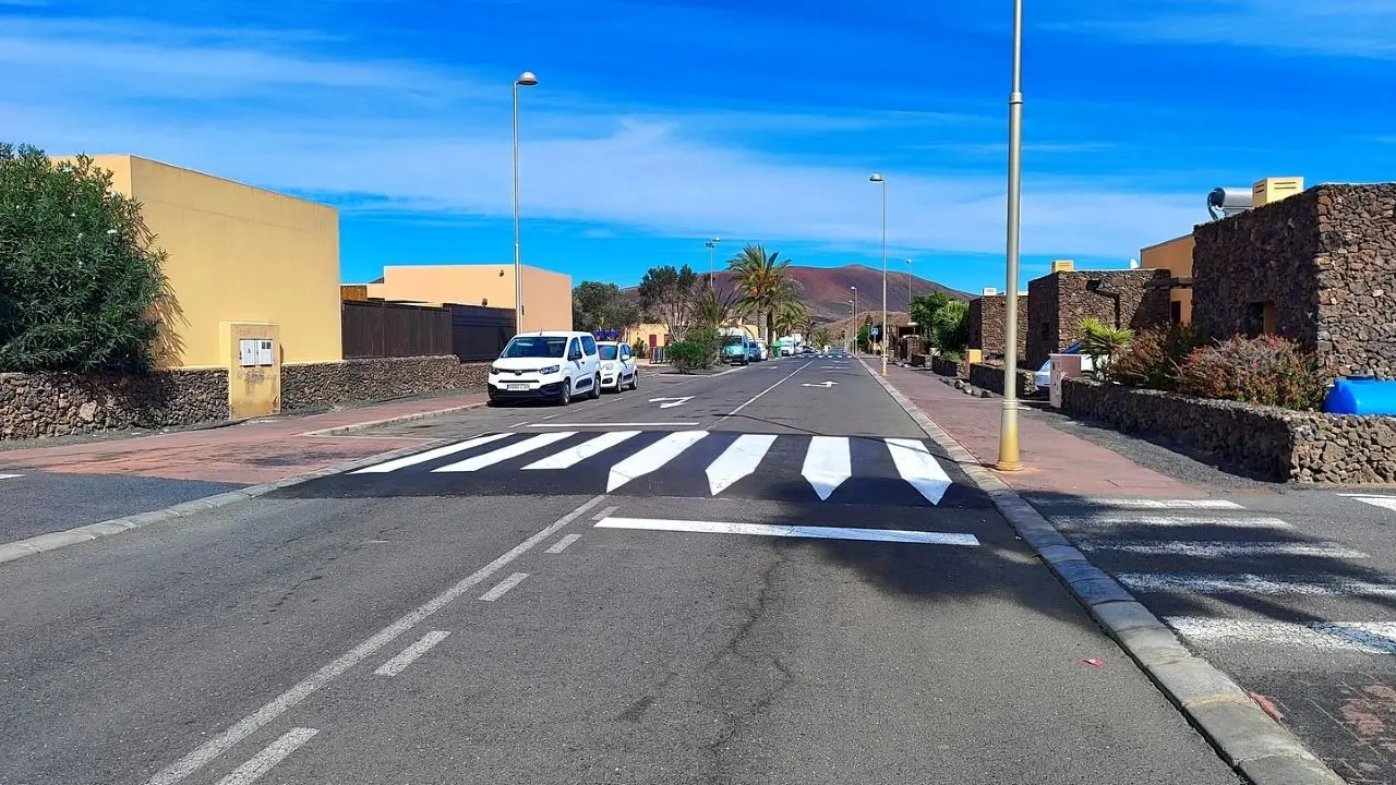 Instalaci&oacute;n de pasos de peatones elevados en La Capellan&iacute;a (Tamaragua), en 2024.