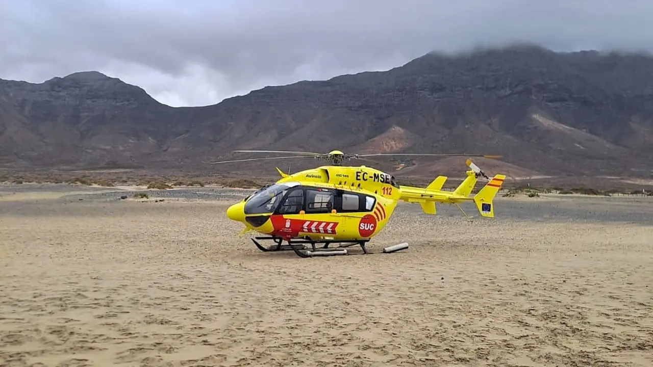 El helic&oacute;ptero medicalizado del SUC, posado en la playa de Cofete.
