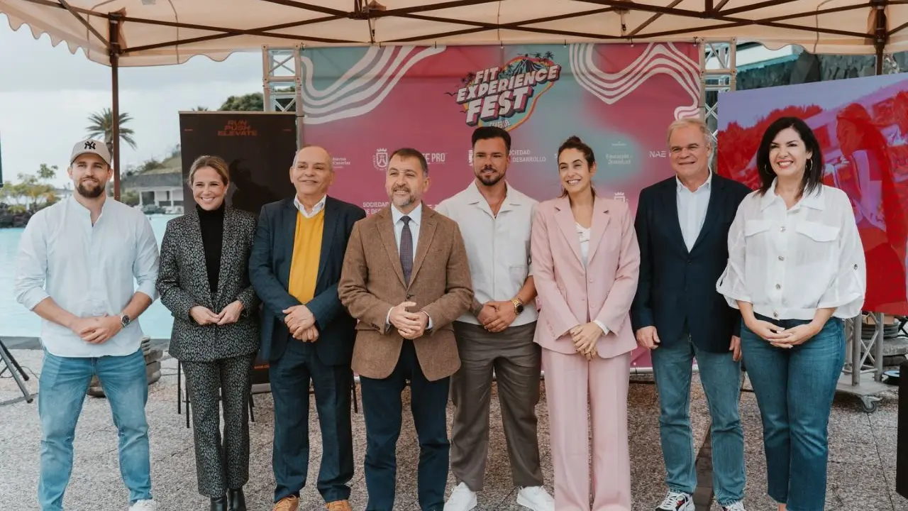 Presentaci&oacute;n del Fit Experience Fest 2026, con la presencia del alcalde de Santa Cruz, Jos&eacute; Manuel Berm&uacute;dez, en el centro de la imagen.