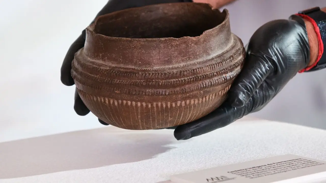 El Museo Arqueol&oacute;gico recibe la donaci&oacute;n de una cer&aacute;mica aborigen.