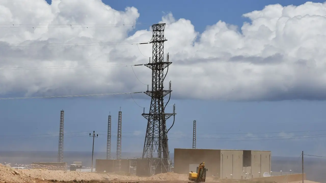 Obras de las centrales el&eacute;ctricas provisionales junto a la subestaci&oacute;n de La Herradura | &copy;Ada Chac&oacute;n, 2026.