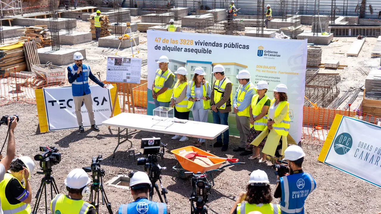 Primera piedra de las 47 viviendas de alquiler asequible en Puerto del Rosario.
