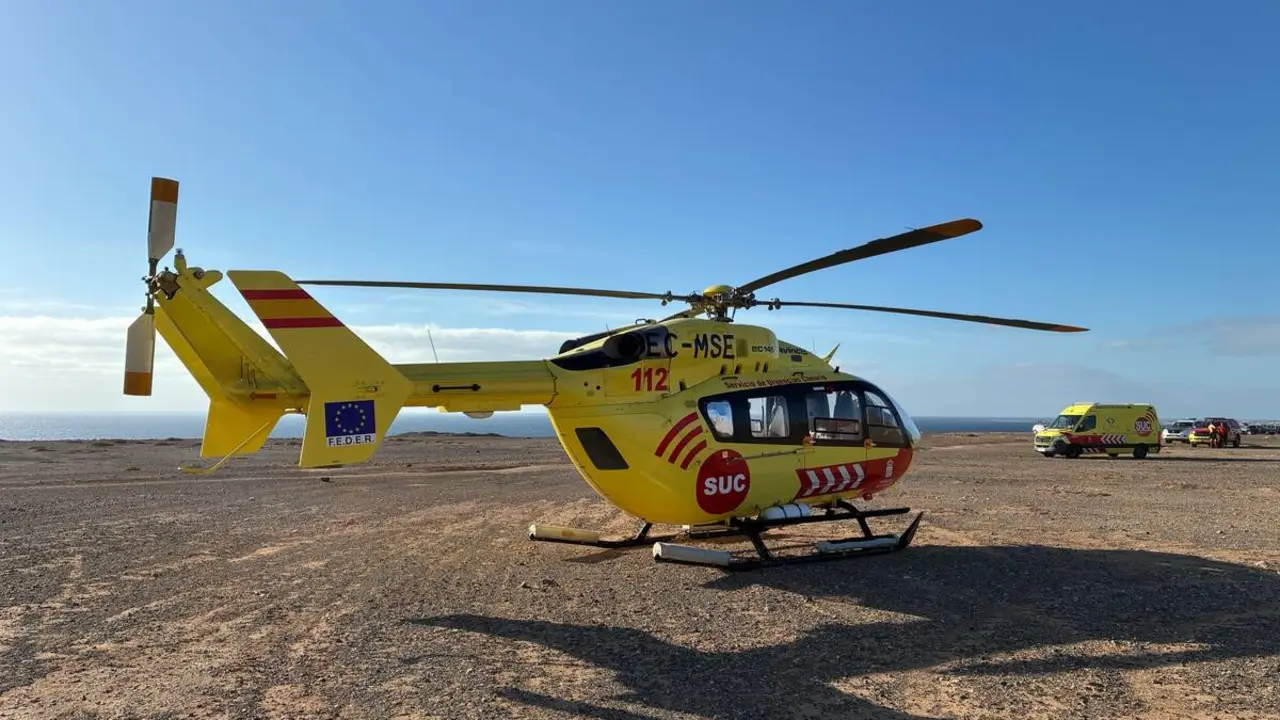 El helic&oacute;ptero del SUC, aterriza cerca de la costa norte de Fuerteventura, para hacer un rescate en la Playa de La Escalera, en El Cotillo.