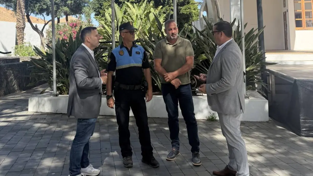 Alcalde y concejales con el subinspector de Polic&iacute;a Local de P&aacute;jara.