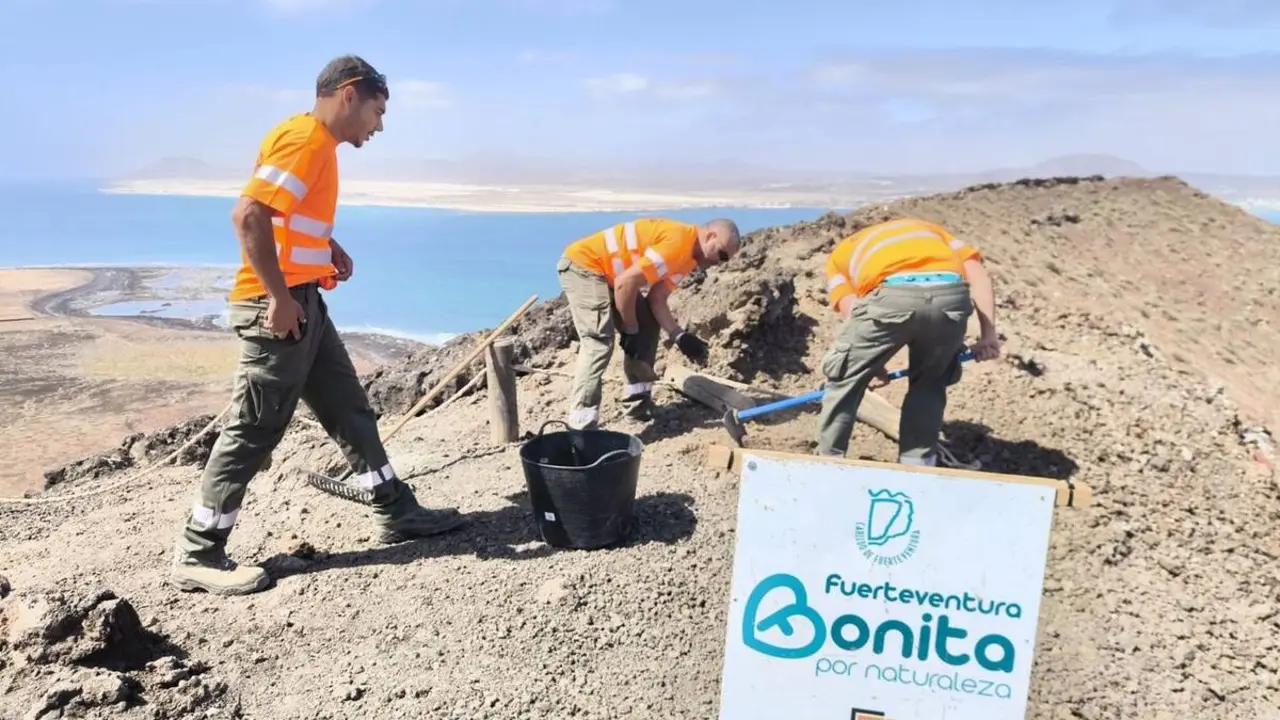 Las cuadrillas de 'Fuerteventura, bonita por naturaleza', en la Isla de Lobos.