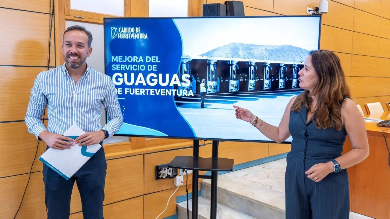 La presidenta Lola Garc&iacute;a y el consejero Luis Gonz&aacute;lez presentan las novedades del servicio de guaguas.