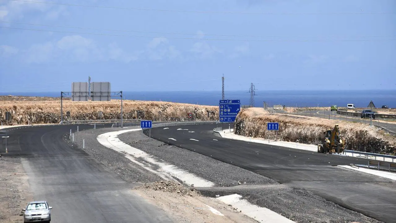 Obras de la autov&iacute;a, en el tramo Corralejo - Puerto del Rosario | &copy;Ada Chac&oacute;n, 2026.