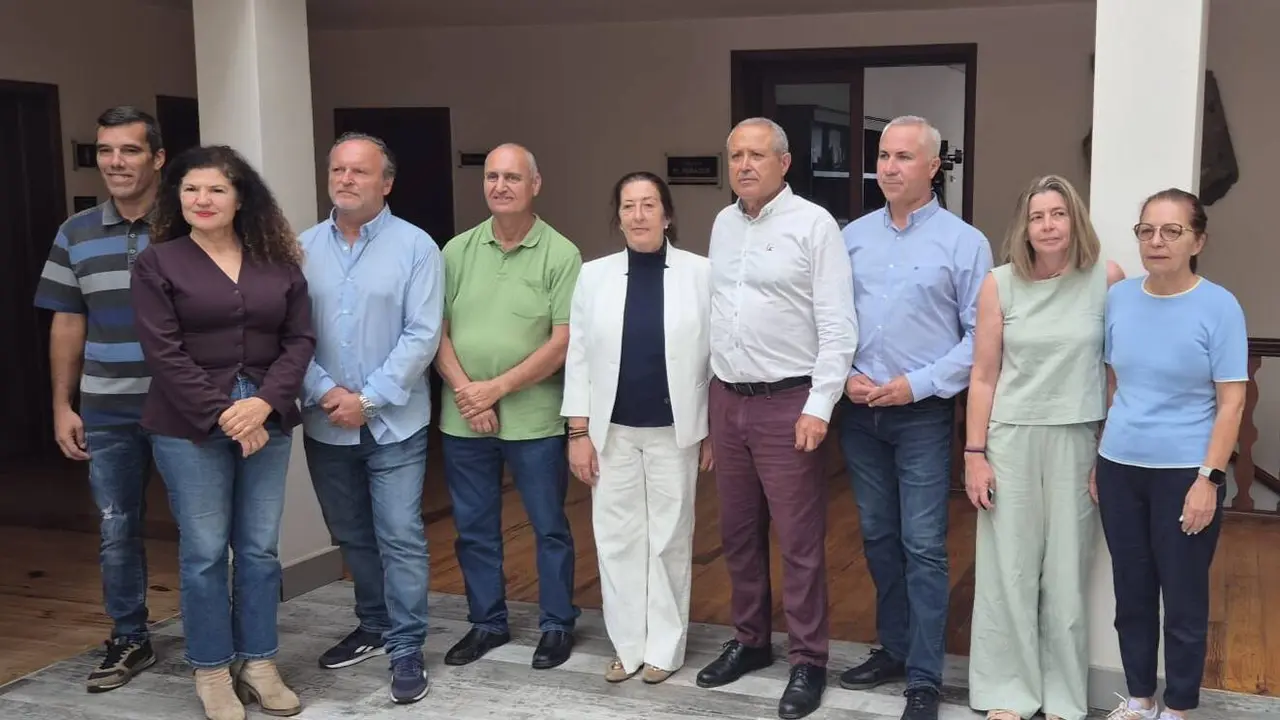 El grupo de concejales que presenta la moci&oacute;n de censura en Antigua. 