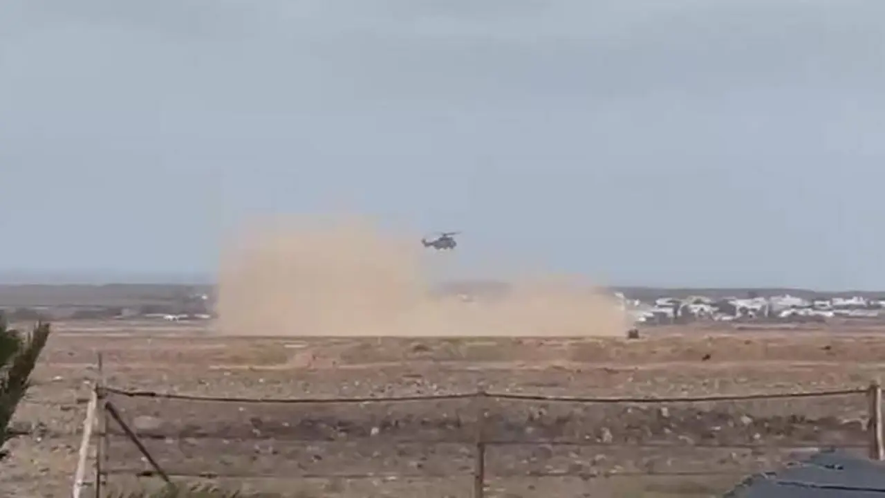 Aterrizaje de un helic&oacute;ptero militar en El Cotillo.