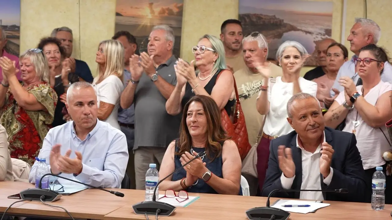 Aplausos de los grupos censurantres en Antigua.