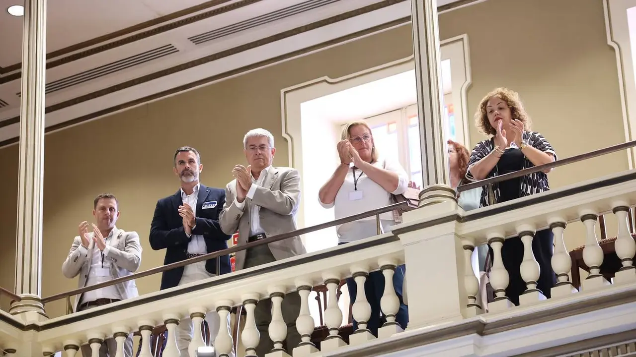 Los ayuntamientos de La Oliva y P&aacute;jara acudieron al debate de la Ley Ley de Municipios Tur&iacute;sticos en el Parlamento.
