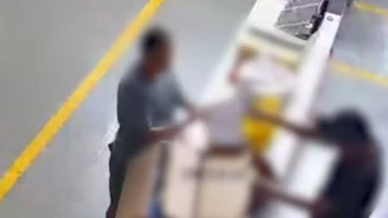Las c&aacute;maras de seguridad captaron al detenido cobrando en met&aacute;lico por la venta del material.