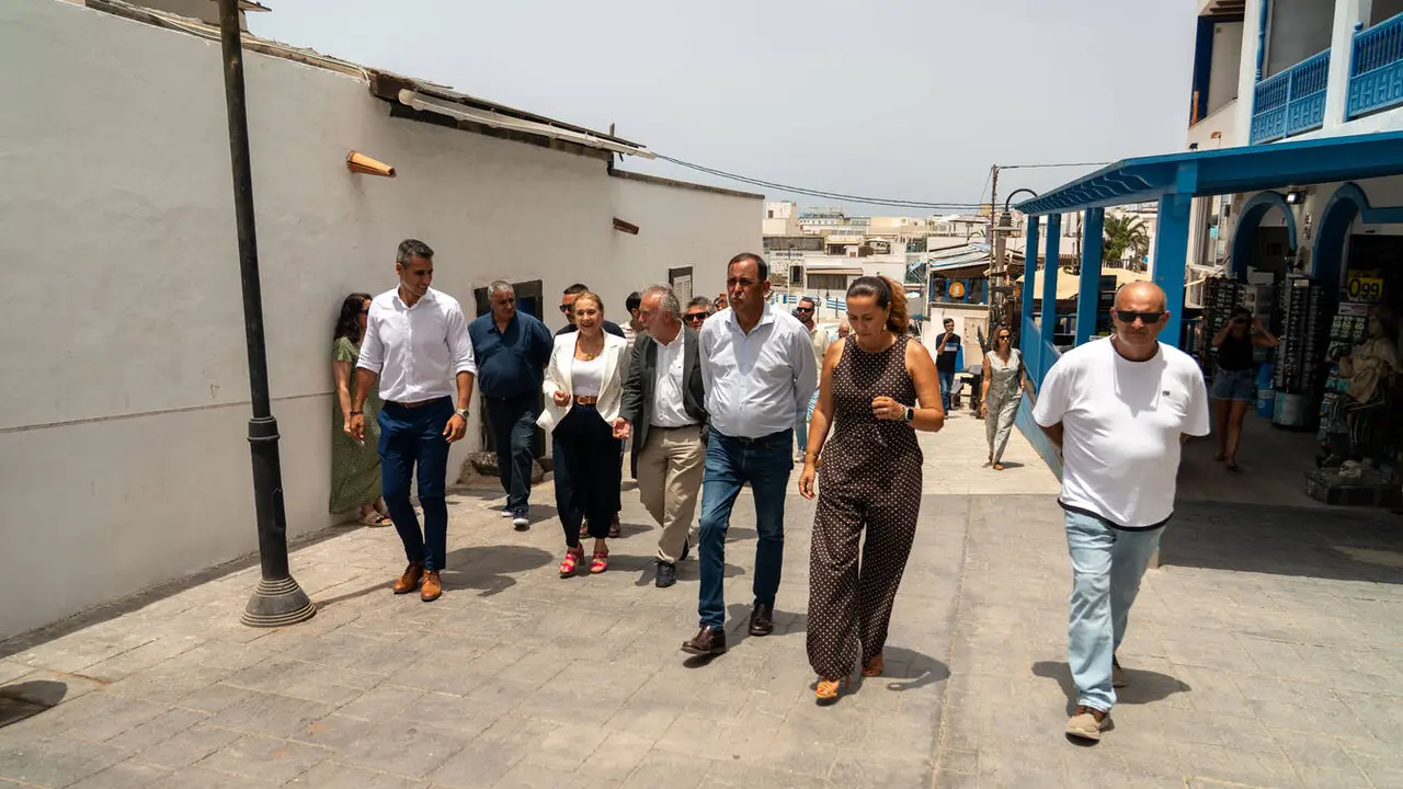 Cargos insulares y municipales acompa&ntilde;an al ministro Torres en El Cotillo.