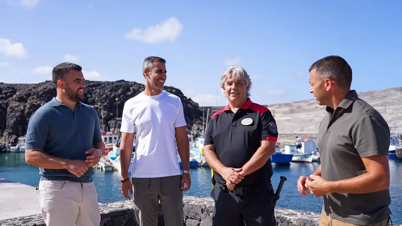 Alcalde y concejales junto a uno de los encargados de la seguridad en el Refugio Pesquero de El Cotillo