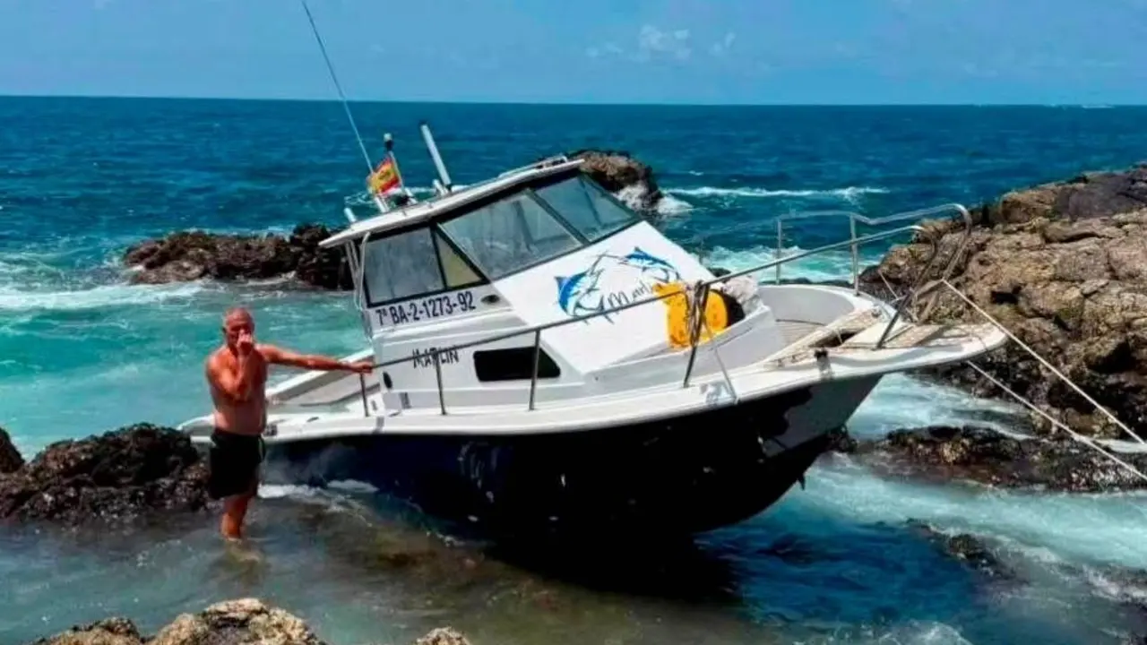 Embarcaci&oacute;n varada en El Cotillo durante las fiestas del Buen Viaje.