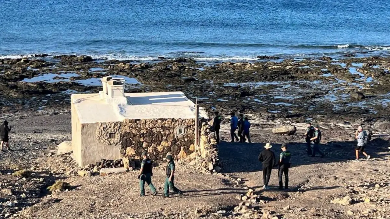 La Guardia Civil y Costas llegan a la choza de la Cueva de La Negra.