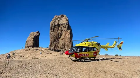 Helicóptero del SUC en el Roque Nublo.