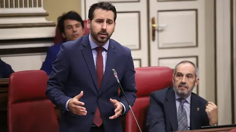 Manuel Hernández en el Parlamento.