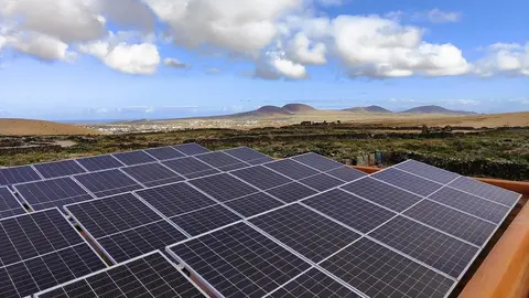 Paneles solares en una ganadería de Lajares.