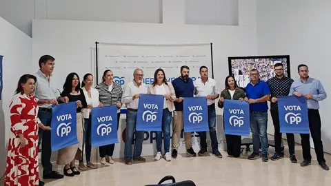Pegade de carteles por las elcciones europeas en la sede del PP (3)