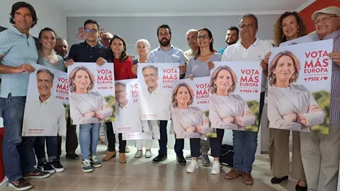 Pegade de carteles por las elcciones europeas en la sede del PSOE (1)