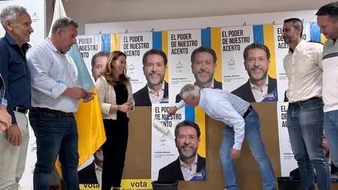 Pegade de carteles por las elcciones europeas en la sede (3)