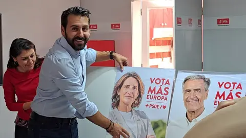Pegade de carteles por las elcciones europeas en la sede del PSOE (2)