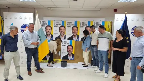 Pegade de carteles por las elcciones europeas en la sede (4)