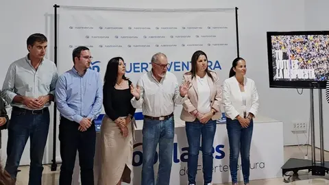 Pegade de carteles por las elcciones europeas en la sede del PP (1)