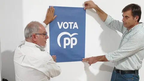Pegade de carteles por las elcciones europeas en la sede del PP (2)